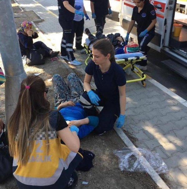 Manisa'da işçi servis midibüsü tır dorsesine çarptı