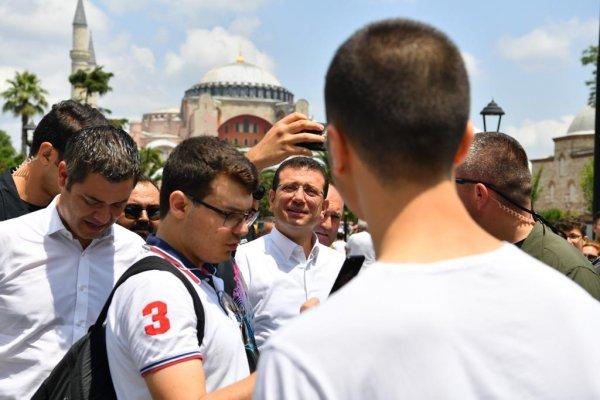 Ekrem İmamoğlu cuma namazını Sultanahmet Camii'nde kıldı
