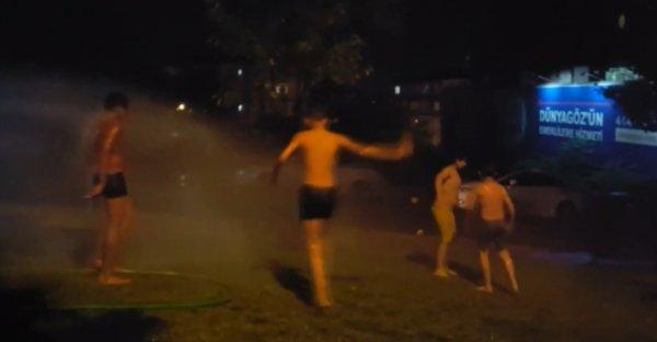 Sıcaktan bunalan çocuklara sulu serinlik