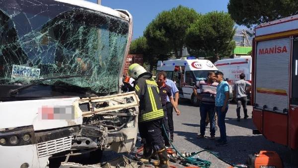 Manisa'da işçi servis midibüsü tır dorsesine çarptı
