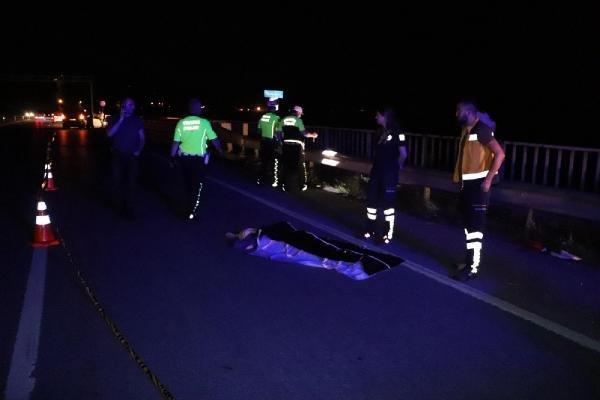 Yolun karşısına geçmeye çalışan kadına otomobil çarptı