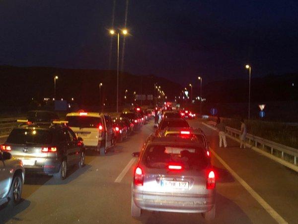 Gurbetçiler sınır kapısında kilometrelerce kuyruk oluşturdu