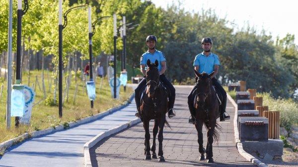 Van Gölü'nü de atlı polisler koruyor