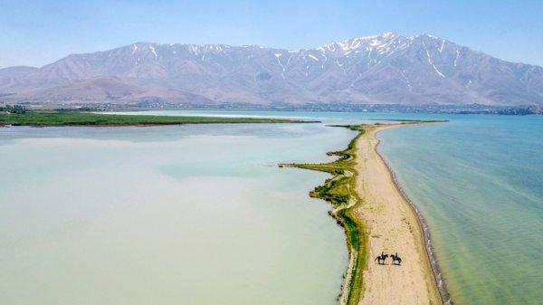 Van Gölü'nü de atlı polisler koruyor