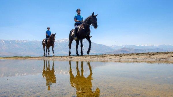 Van Gölü'nü de atlı polisler koruyor