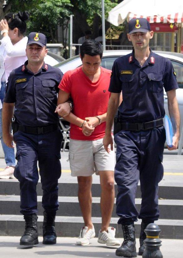 Hırsız ülkesine kaçarkan uçağın merdivenlerinde yakalandı