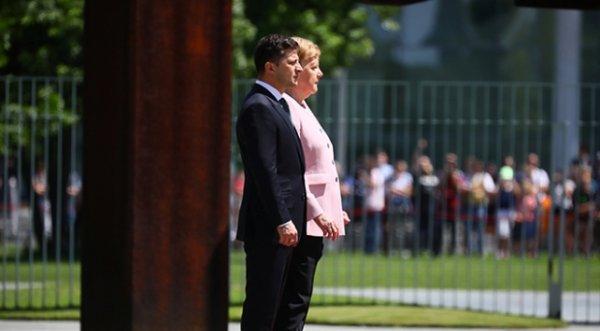 Merkel titremesiyle ilgili açıklama yaptı