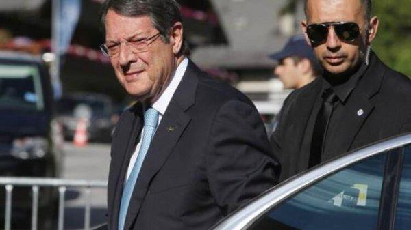 Rum Cumhurbaşkanı kalçasını kırdı