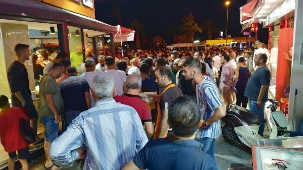 Yüzlerce turistin gözü önünde dönerciyi vurdu