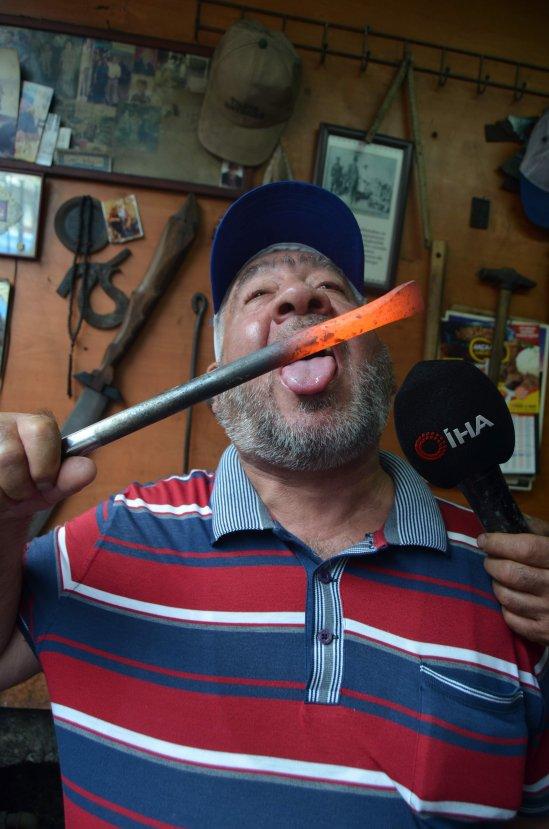 Trabzon'da demir yalayan adam türkü söyledi