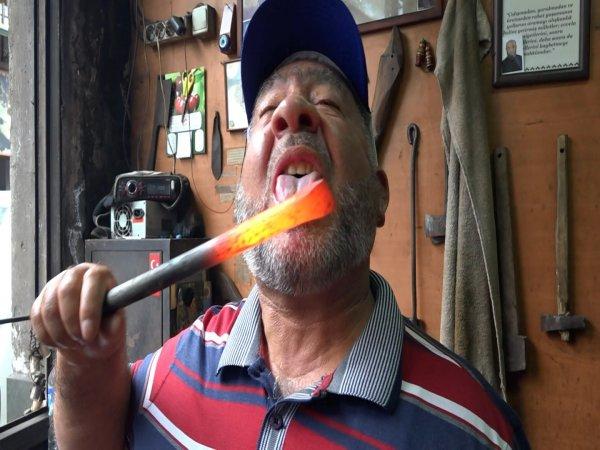 Trabzon'da demir yalayan adam türkü söyledi