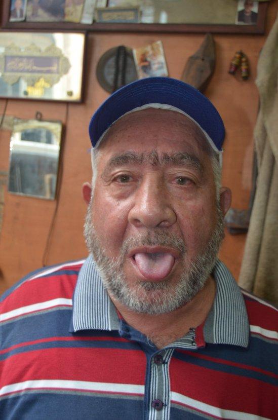 Trabzon'da demir yalayan adam türkü söyledi