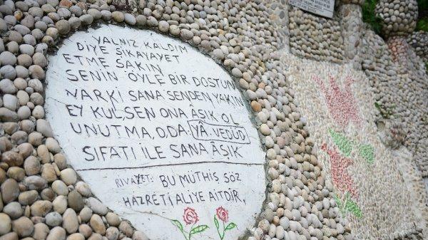 Emekli imam yaşadığı sokağı taşlarla süsledi