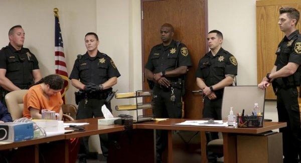 Sevgilisine aşık olduğu ikizini bıçaklayarak öldürdü