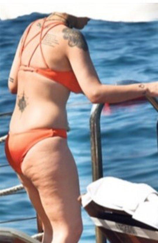 İrem Derici bikinili görüntülendi