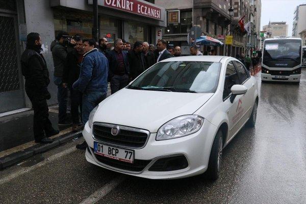 Otomobilin lastiğini kesip sahibini soydular