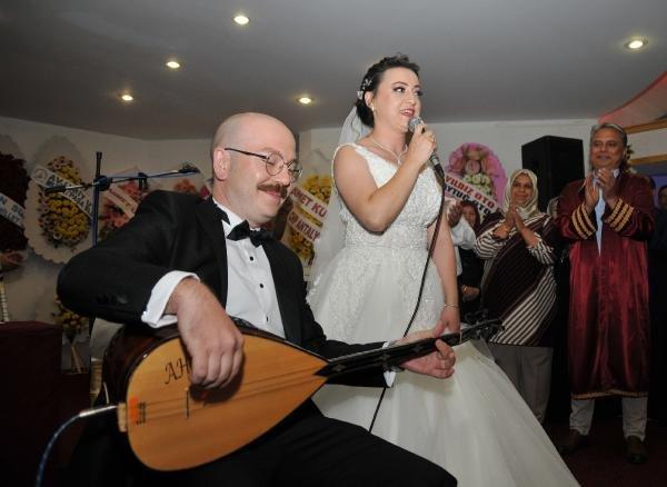 Antalya'da evlenen iki ses sanatçısından sahne şov