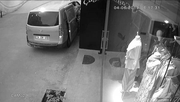 İstanbul’da 4 hırsız 2 buçuk dakikada mağazayı boşalttı