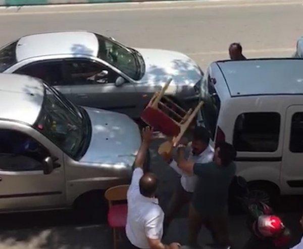 Sokak ortasında racon kavgası: Adamın kafasını keserim