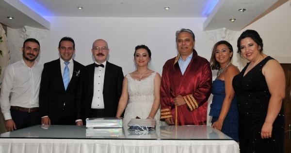 Antalya'da evlenen iki ses sanatçısından sahne şov