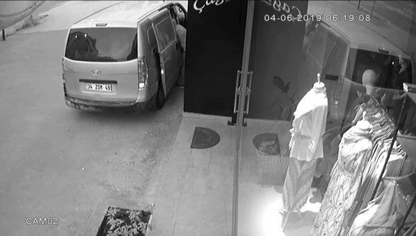İstanbul’da 4 hırsız 2 buçuk dakikada mağazayı boşalttı