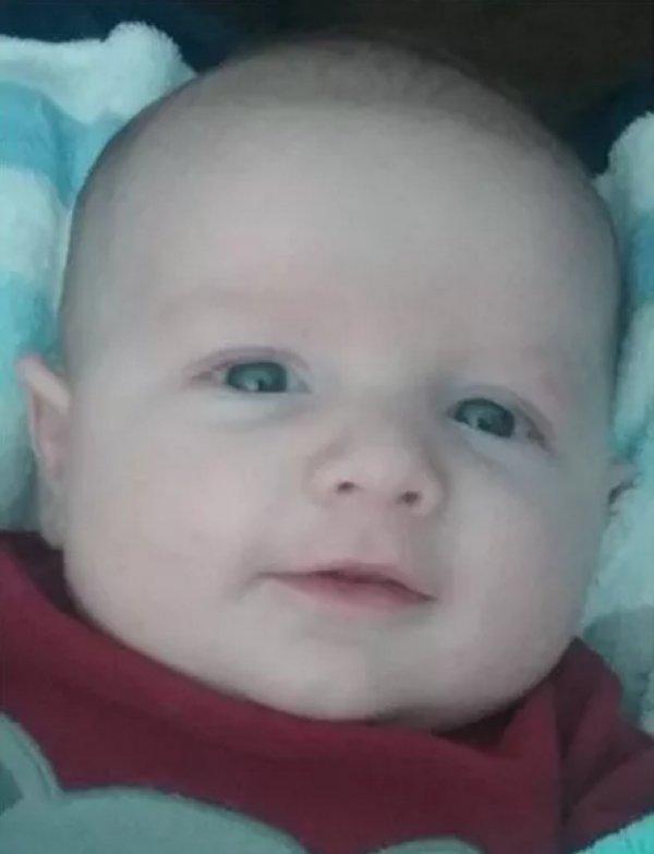 Yeğenini öldüren adamı, karar sonrası yumrukladı