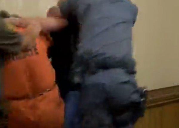 Yeğenini öldüren adamı, karar sonrası yumrukladı