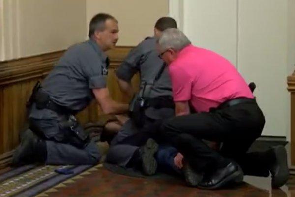 Yeğenini öldüren adamı, karar sonrası yumrukladı