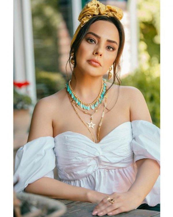 Ebru Gündeş tatile çıktı