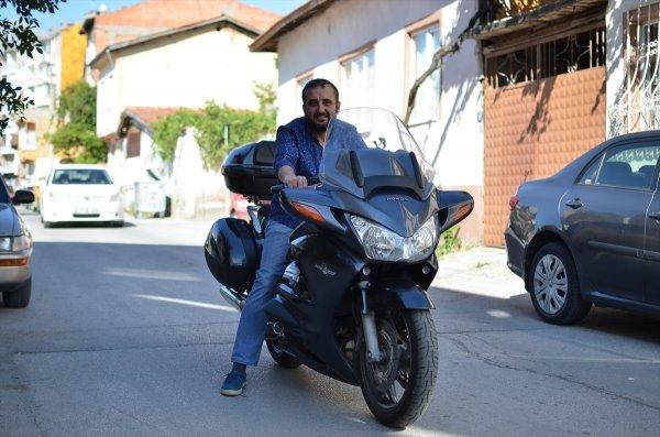 Barış Manço'dan esinlenip tabelalarla selfie çekti