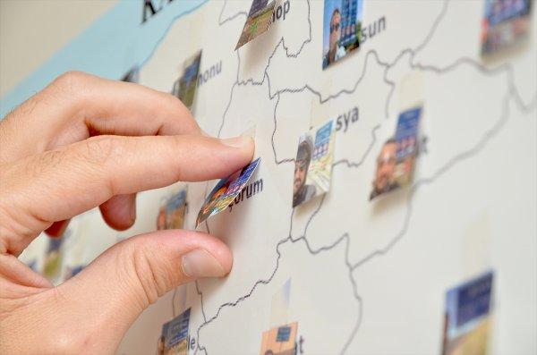 Barış Manço'dan esinlenip tabelalarla selfie çekti