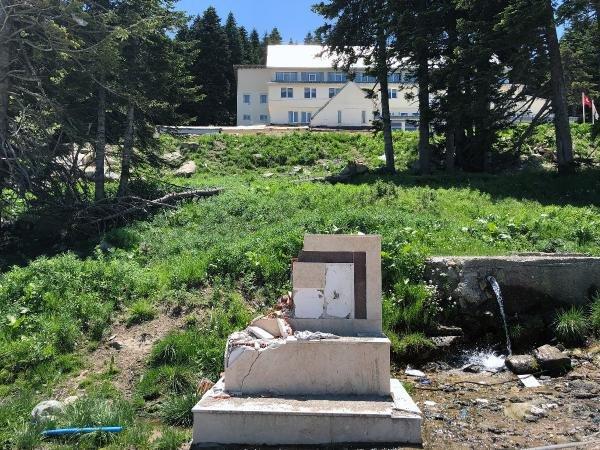 Kar eriyince Uludağ'ın kirliliği ortaya çıktı