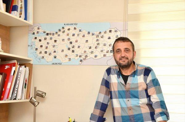 Barış Manço'dan esinlenip tabelalarla selfie çekti