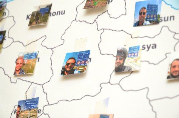 Barış Manço'dan esinlenip tabelalarla selfie çekti