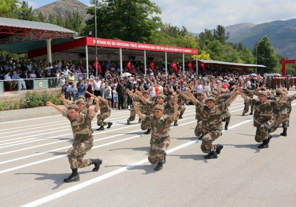 Amasya'da bedelliler yemin edip zeybek oynadı