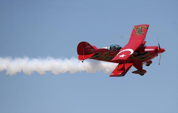 Kadın akrobasi pilotu şehitler için uçtu