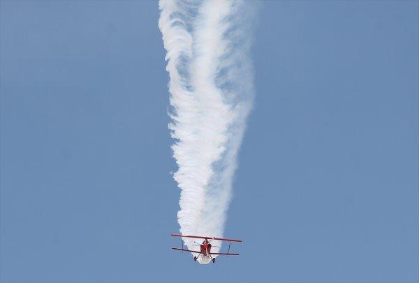 Kadın akrobasi pilotu şehitler için uçtu