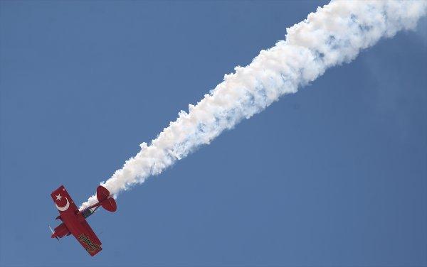 Kadın akrobasi pilotu şehitler için uçtu