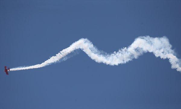 Kadın akrobasi pilotu şehitler için uçtu