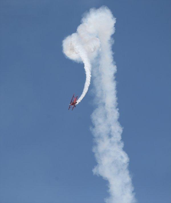 Kadın akrobasi pilotu şehitler için uçtu