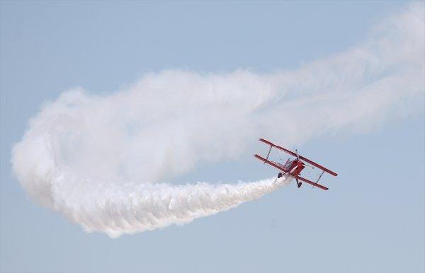 Kadın akrobasi pilotu şehitler için uçtu