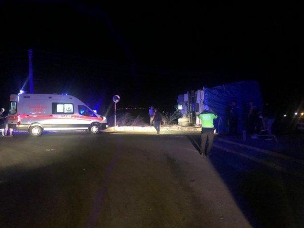 Tekirdağ'da saman yüklü kamyon devrildi