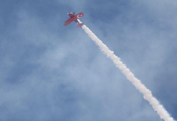 Kadın akrobasi pilotu şehitler için uçtu