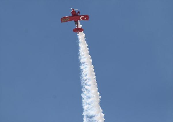 Kadın akrobasi pilotu şehitler için uçtu
