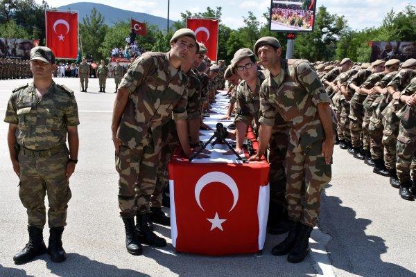 Amasya'da bedelliler yemin edip zeybek oynadı