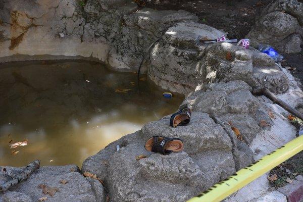 Süs havuzuna giren çocuklar hastanelik oldu