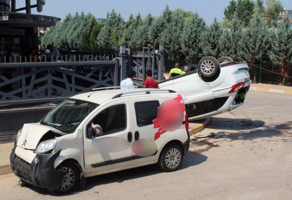 Hafif ticari araçla çarpışan otomobil takla attı