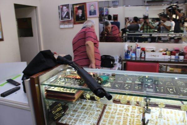 Kuyumcu kendisini soymaya gelen kişiyi ikna etti