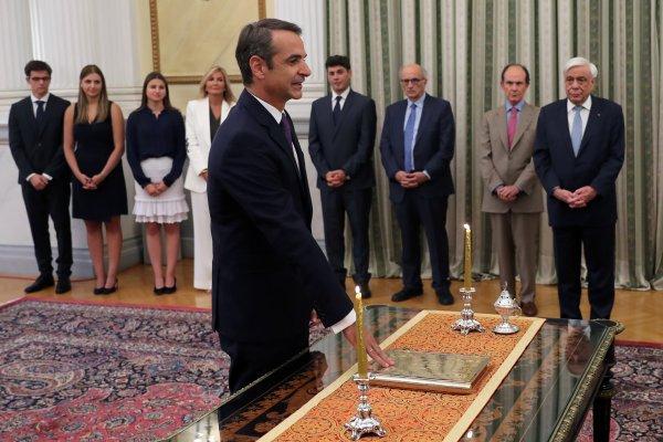 Miçotakis görevi Çipras'tan devraldı