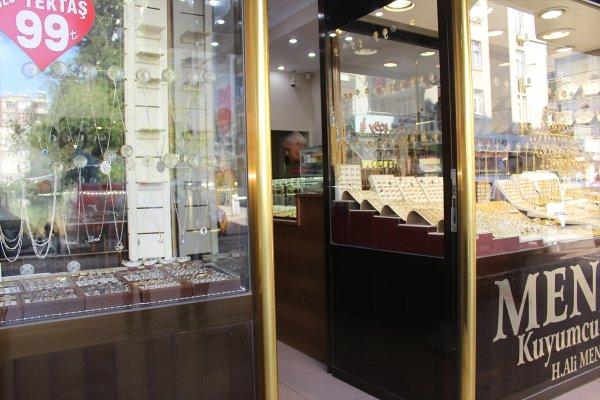 Kuyumcu kendisini soymaya gelen kişiyi ikna etti